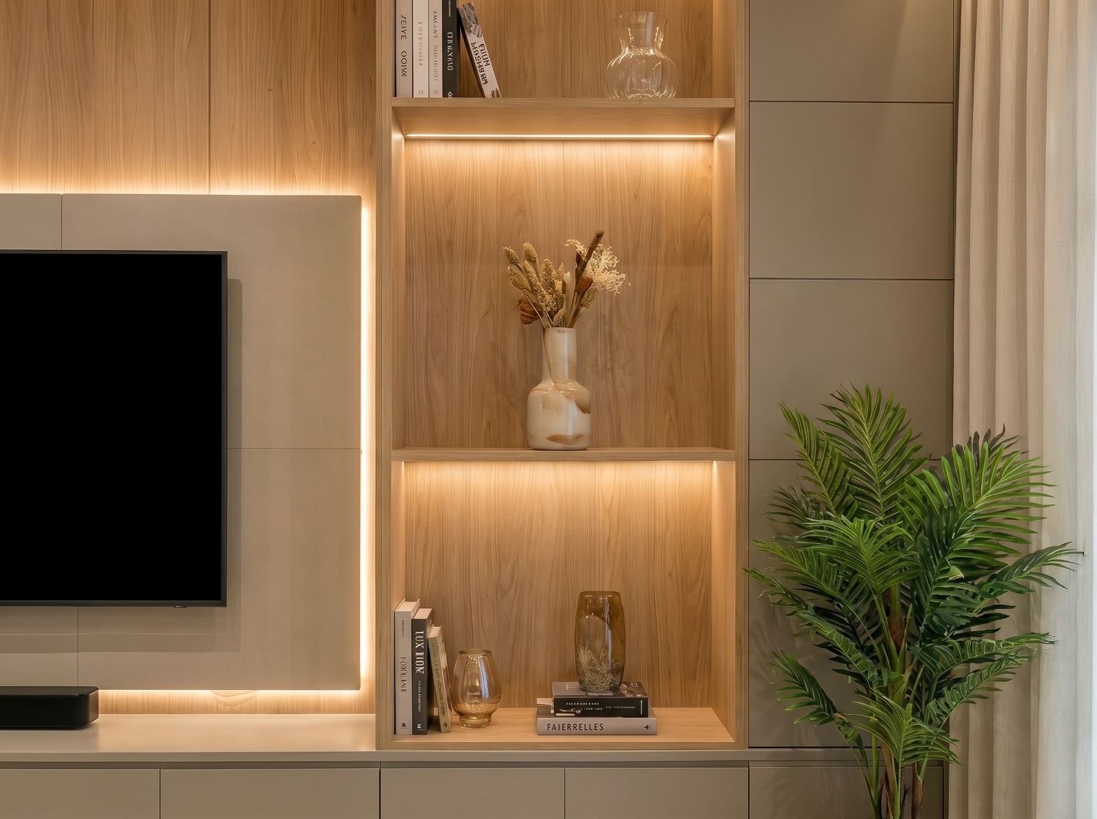 Painel ripado com nichos iluminados e rack suspenso em madeira
